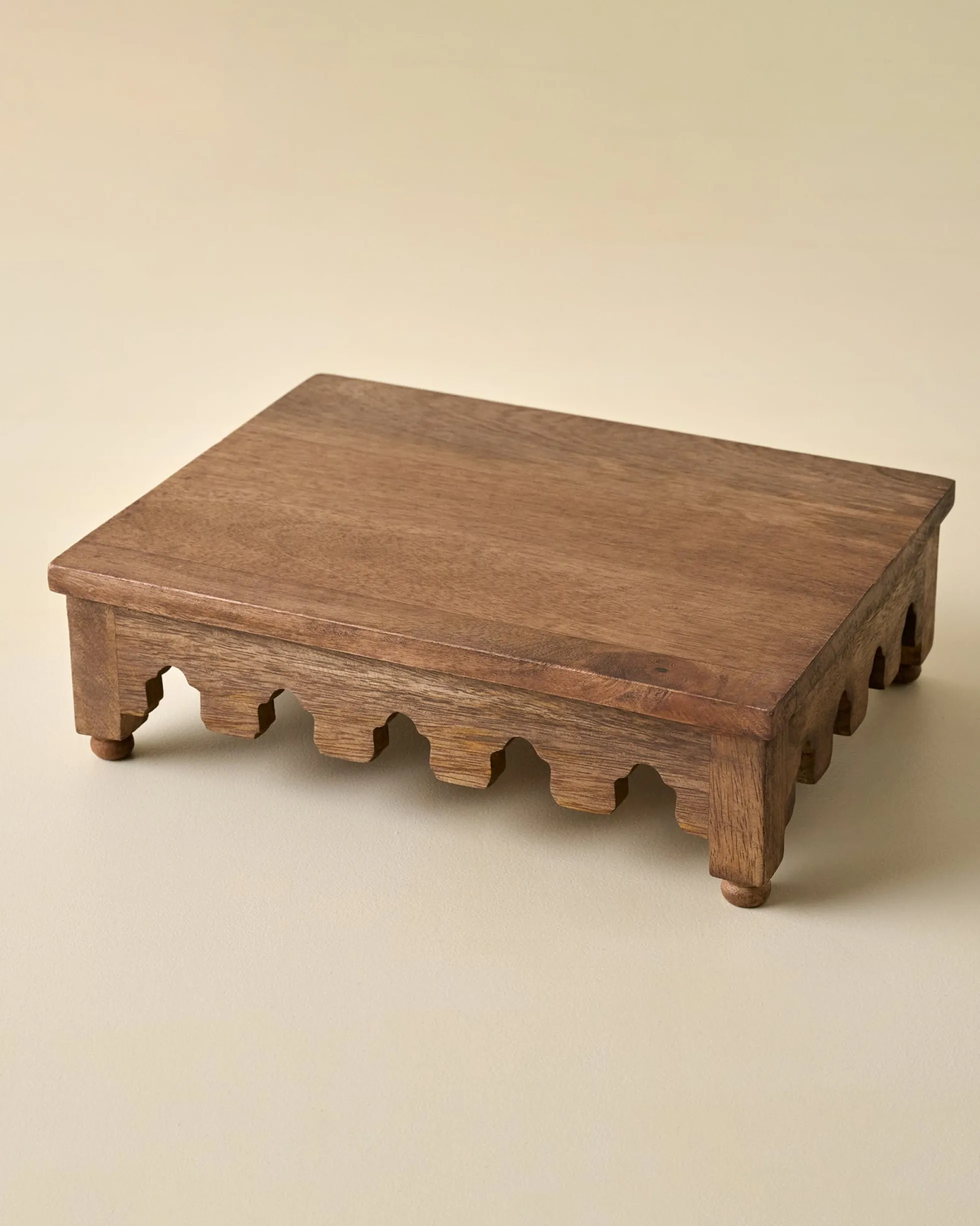Archie Scalloped Wooden Riser