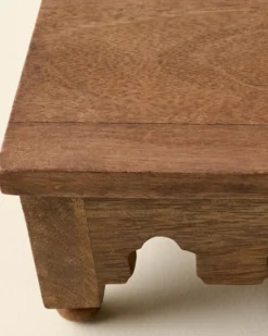 Archie Scalloped Wooden Riser