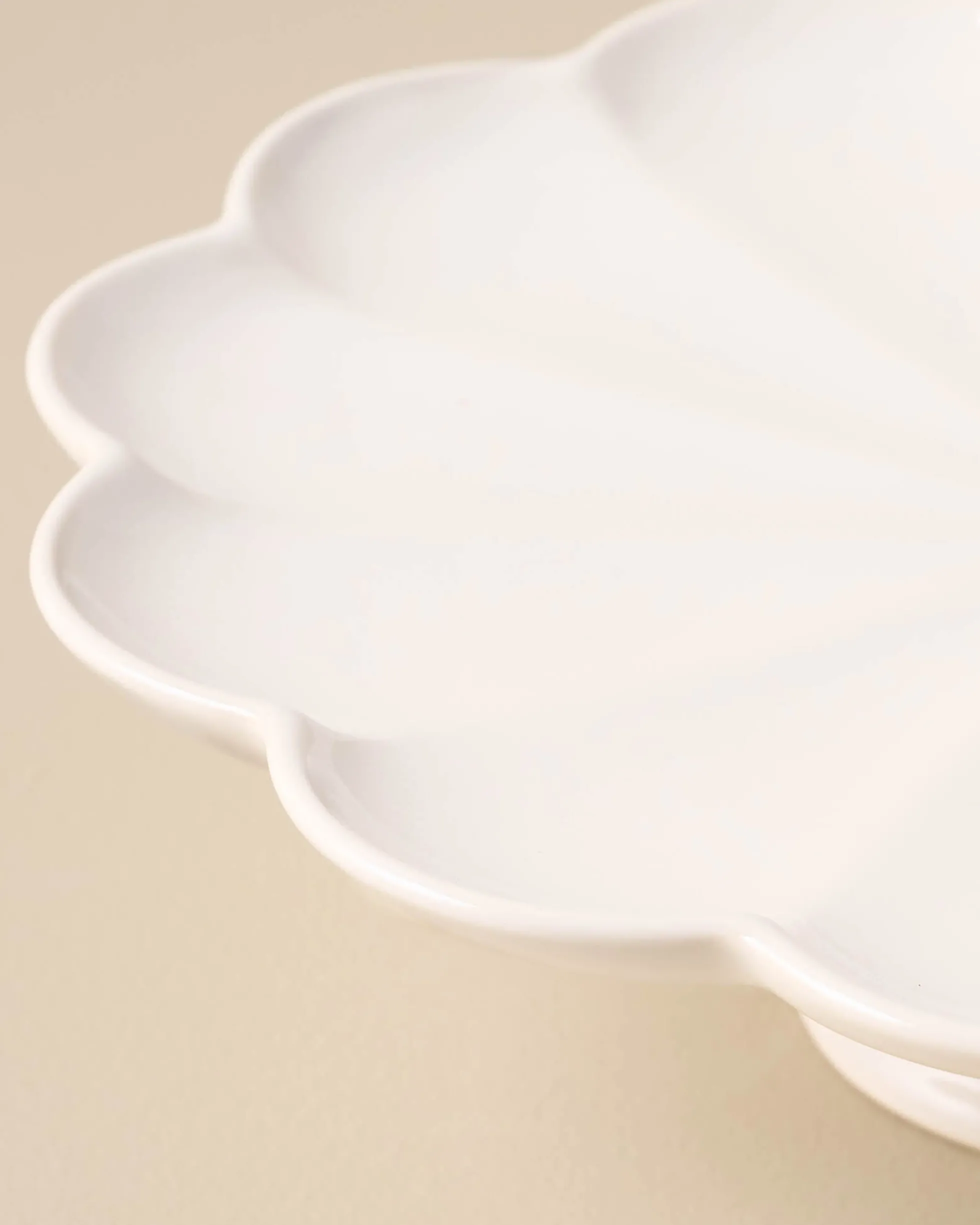 Cream Scalloped Cake Stand