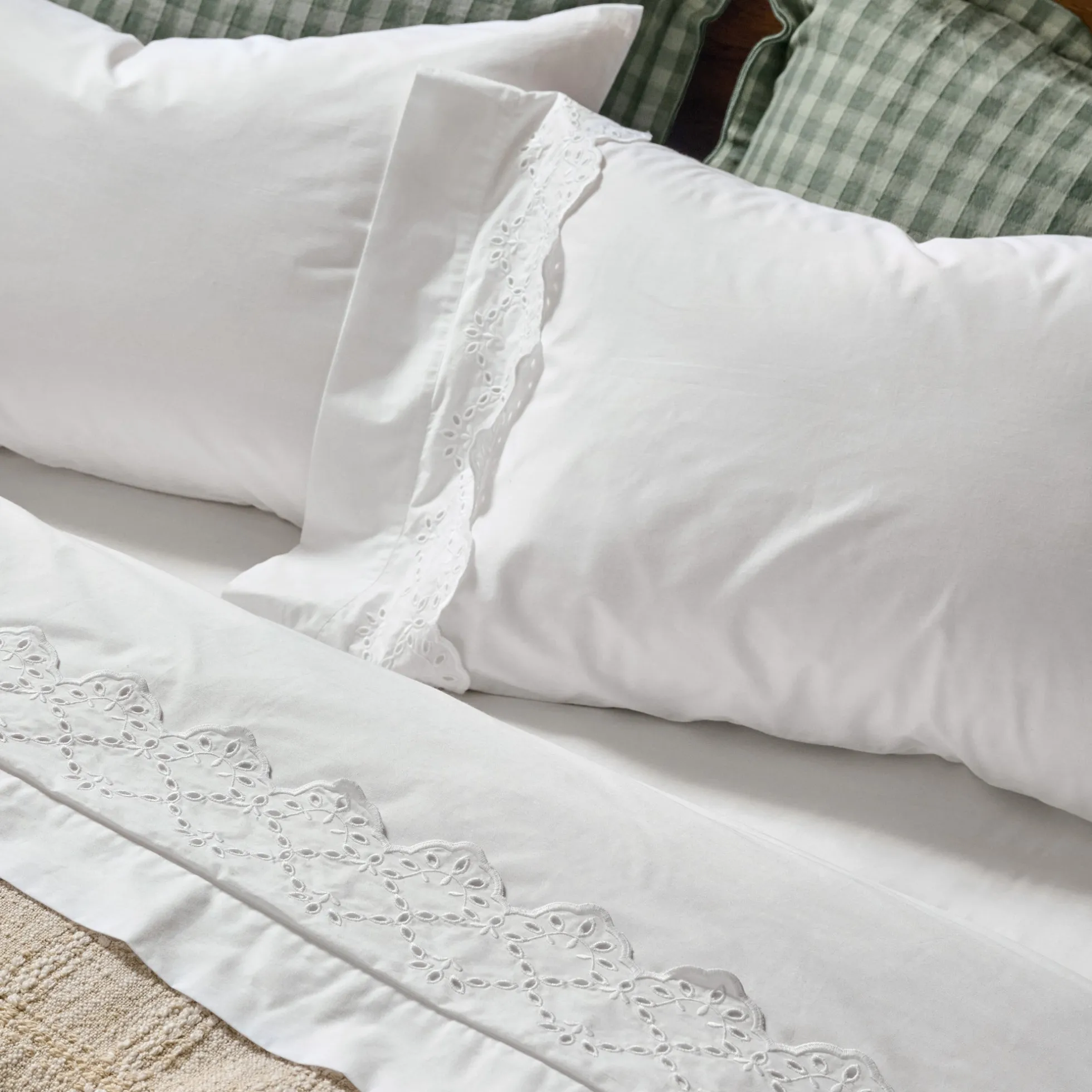 Eyelet Scallop Edge Sheet Set
