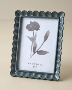 Kara Scalloped Photo Frame