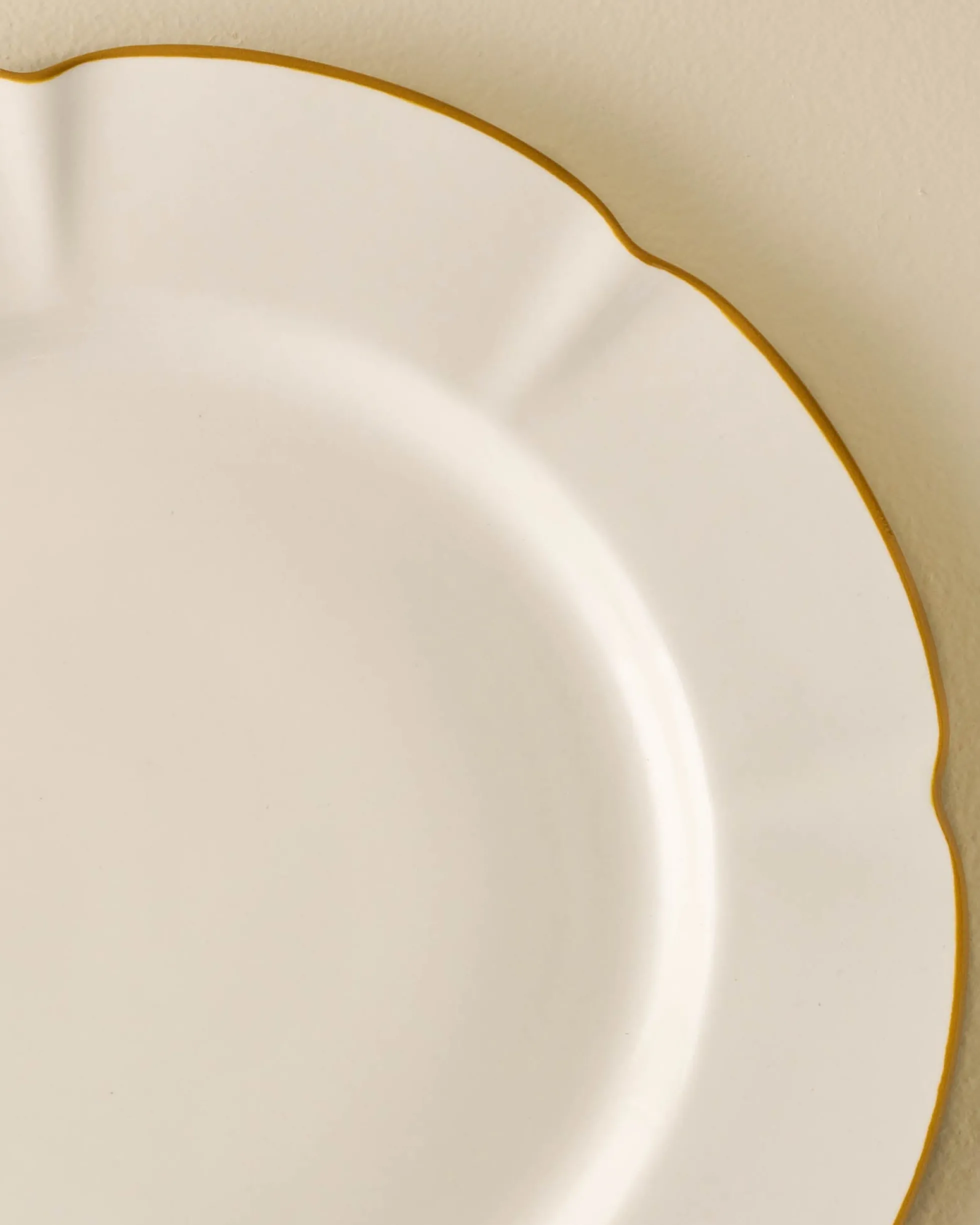 Luna Scalloped Plate