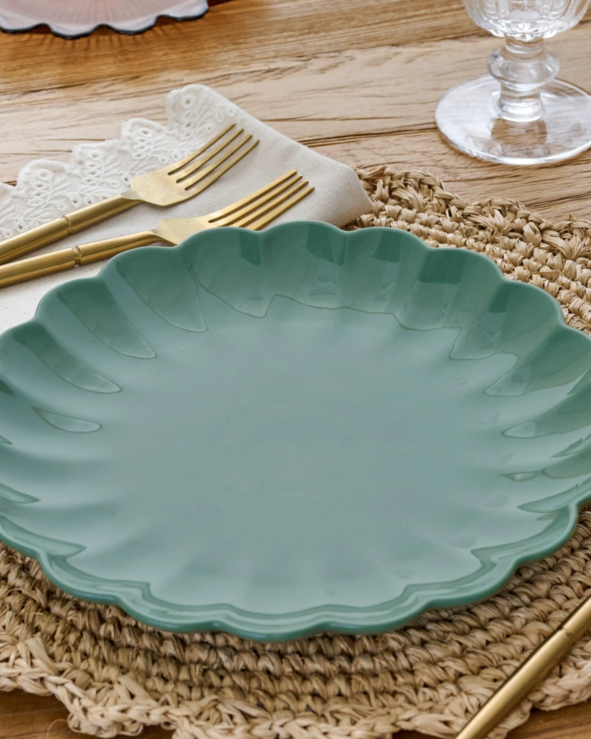 Seagrass Scalloped Plate