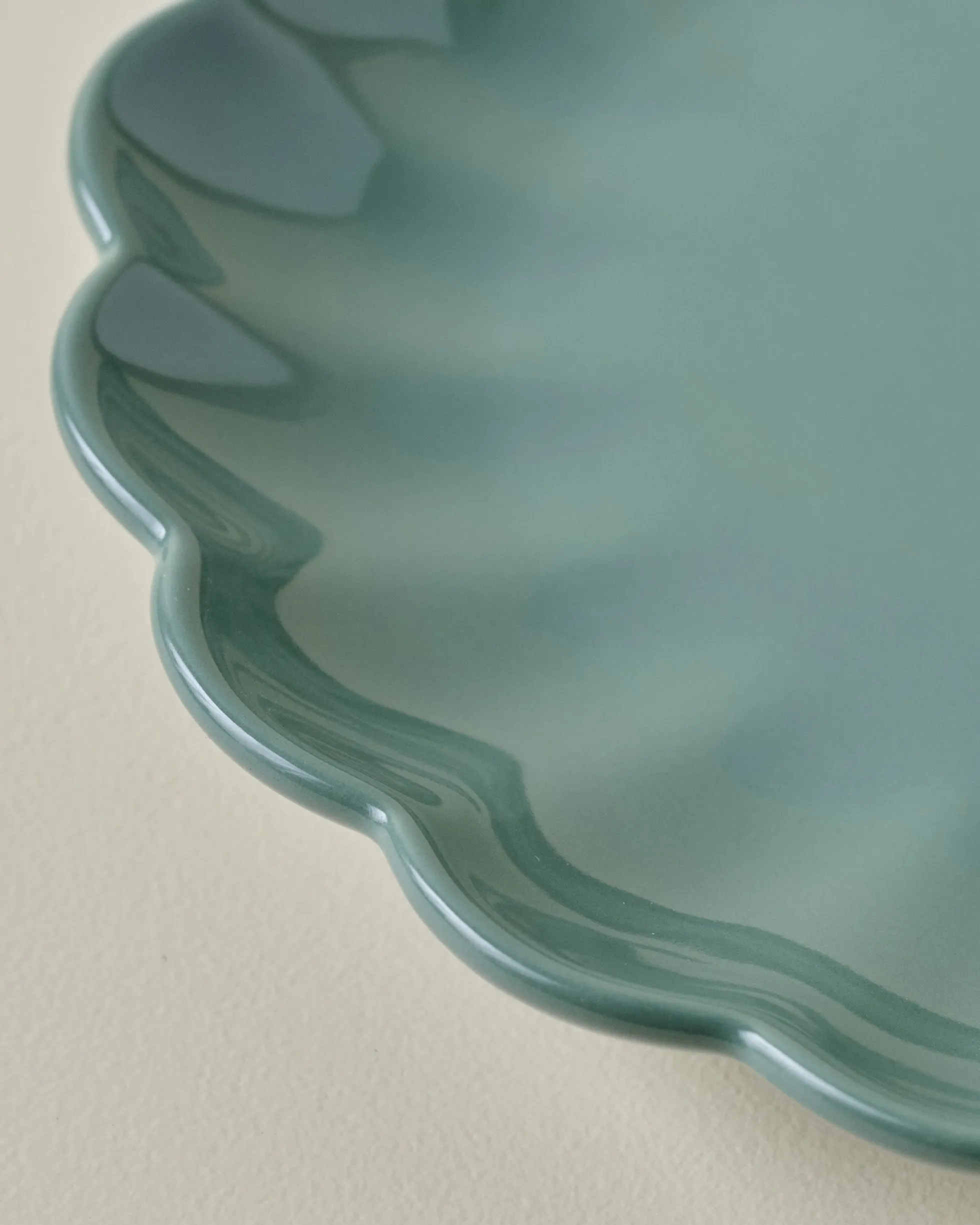 Seagrass Scalloped Plate