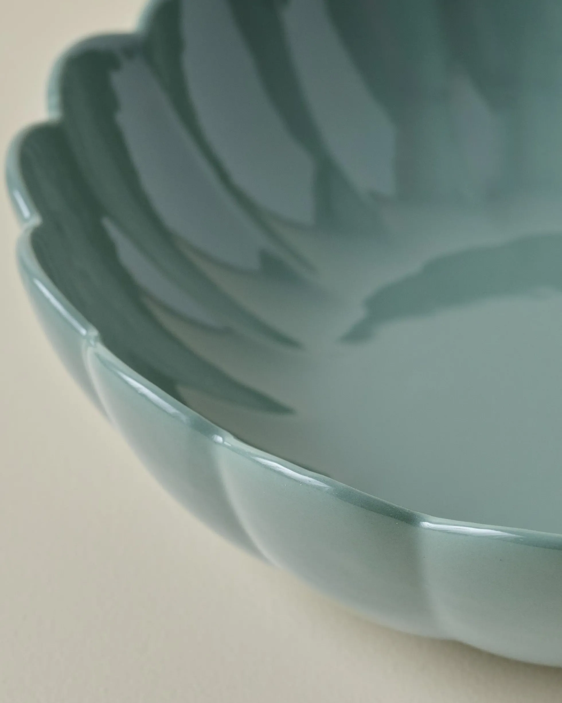 Seagrass Scalloped Serving Bowl